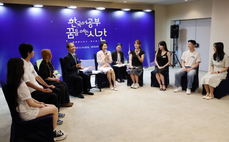 [도쿄=뉴시스] 고범준 기자 = 김혜경 여사가 24일(현지 시간) 일본 도쿄 메지로대학교를 방문해 한국어학과 학생들과 대화를 하고 있다. 2025.08.24. bjko@newsis.com