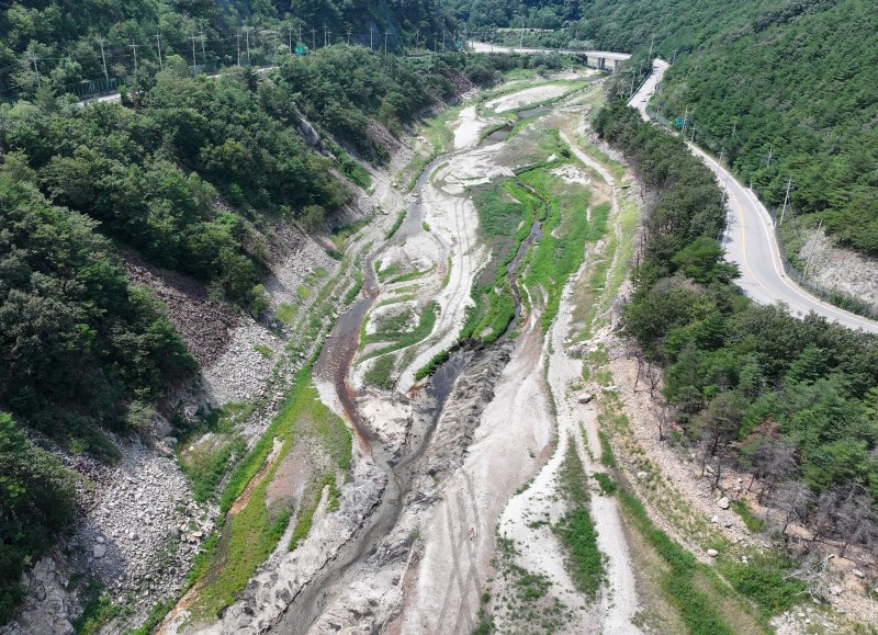 24일 강원 강릉시 주요 상수원인 오봉저수지와 일대 하천의 바닥이 드러나 있다. 2025.8.24/뉴스1 ⓒ News1 김성진 기자