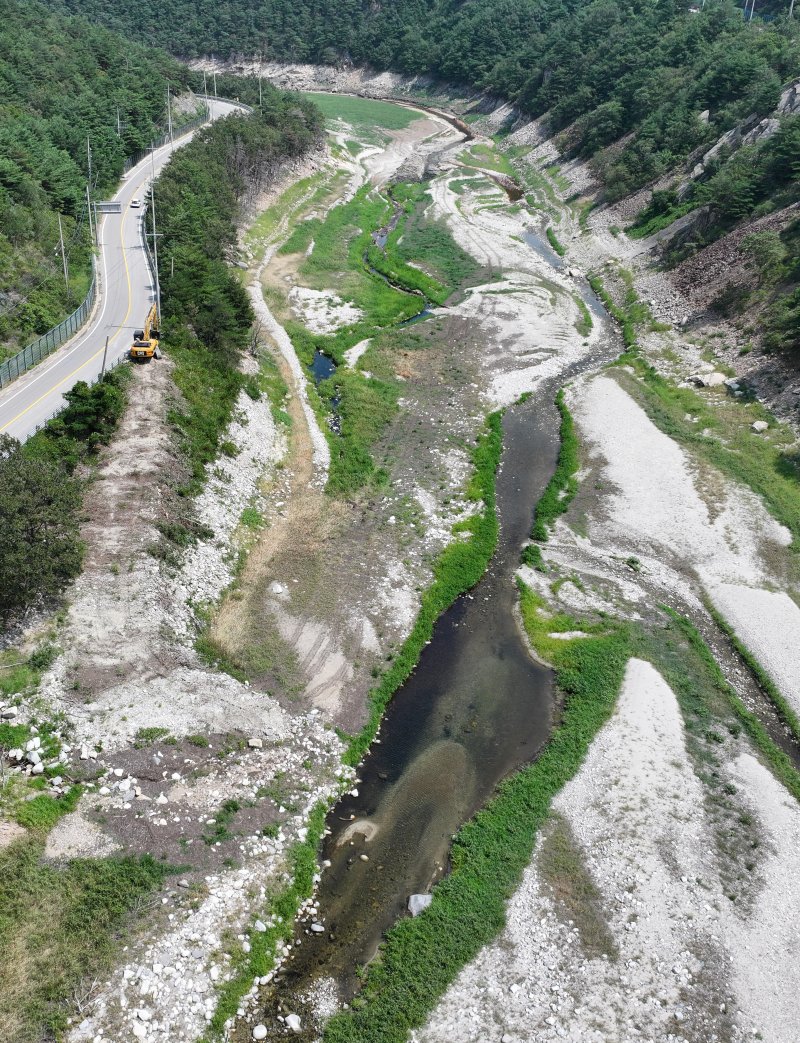 24일 강원 강릉시 주요 상수원인 오봉저수지와 일대 하천의 바닥이 드러나 있다. 2025.8.24/뉴스1 ⓒ News1 김성진 기자