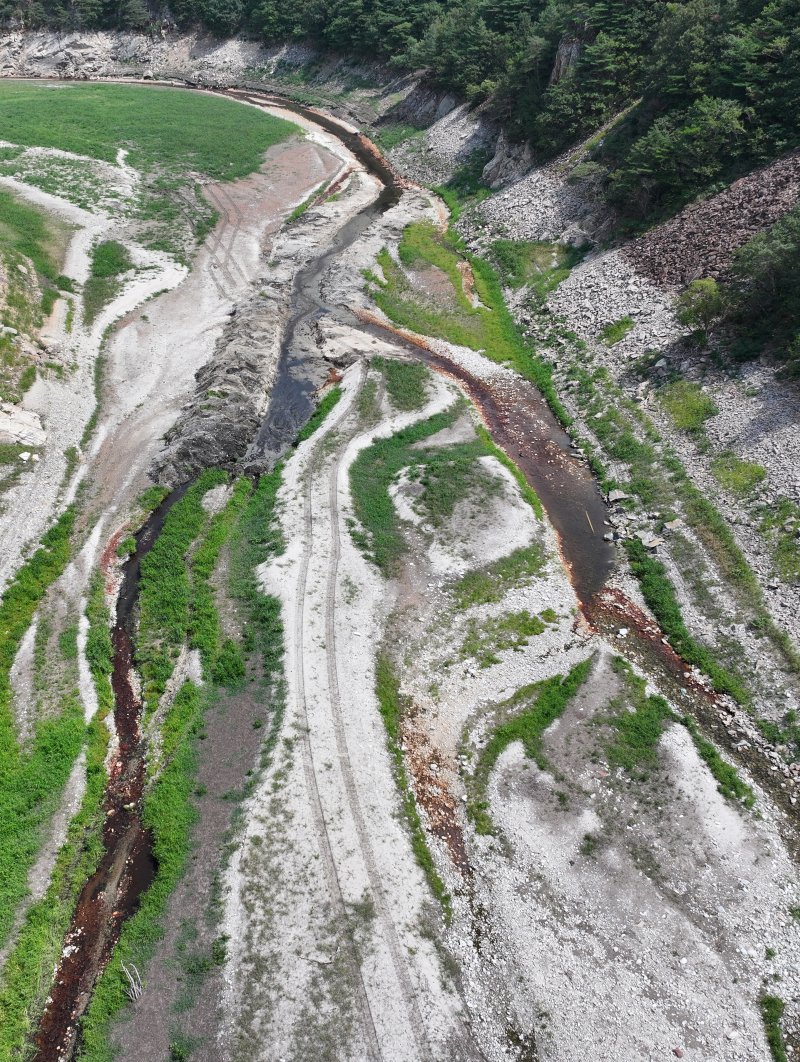 24일 강원 강릉시 주요 상수원인 오봉저수지와 일대 하천의 바닥이 드러나 있다. 2025.8.24/뉴스1 ⓒ News1 김성진 기자