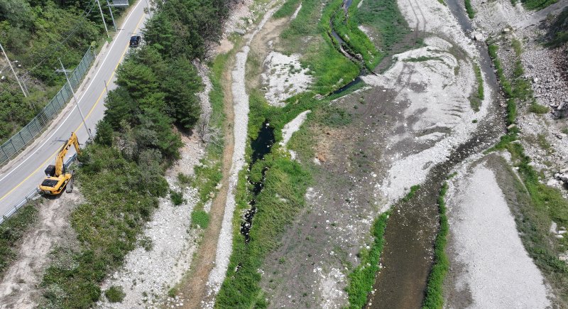 24일 강원 강릉시 주요 상수원인 오봉저수지와 일대 하천의 바닥이 드러나 있다. 2025.8.24/뉴스1 ⓒ News1 김성진 기자