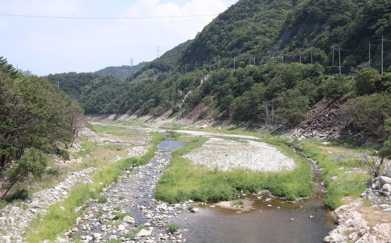 24일 강원 강릉시 주요 상수원인 오봉저수지와 일대 하천의 바닥이 드러나 있다. 2025.8.24/뉴스1 ⓒ News1 김성진 기자
