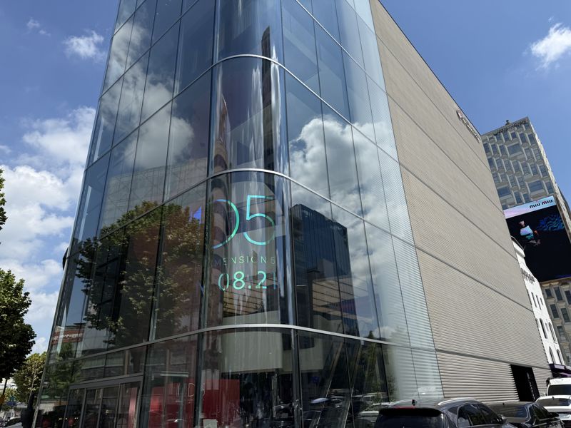 서울 강남구에 위치한 LG전자 플래그십 D5 전경 이미지. 건물 외관은 백색 테라코타 외장재를 사용해 낮에는 자연광에 따라 은은하게 빛나고, 밤에는 미디어 파사드를 통해 역동적인 분위기를 연출한다. 사진=임수빈 기자