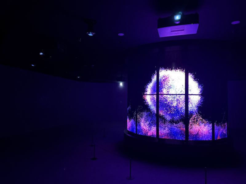 지난 22일 방문한 LG전자 플래그십 D5 5층에 위치한 비전홀에서 투명 OLED를 활용한 조형물에 LG전자의 비전을 형상화한 이미지가 나오고 있다. 사진=임수빈 기자