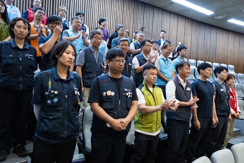 민주노총, 진보당 등 노조법 2·3조 개정운동본부가 24일 서울 여의도 국회에서 열린 제428회 국회(임시회) 제2차 본회의에서 노동조합 및 노동관계조정법 일부개정법률안(대안) 가결을 지켜보고 있다. 2025.8.24/뉴스1 ⓒ News1 유승관 기자