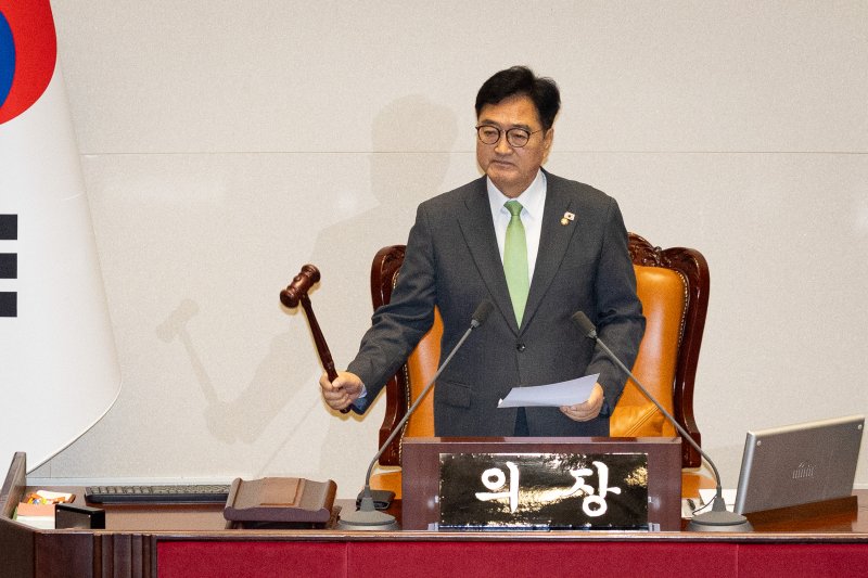 우원식 국회의장이 24일 서울 여의도 국회에서 열린 제428회 국회(임시회) 제2차 본회의에서 노동조합 및 노동관계조정법 일부개정법률안(대안)에 대한 무제한 토론 종결을 선언하고 있다. 2025.8.24/뉴스1 ⓒ News1 유승관 기자