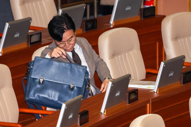 김영훈 고용노동부 장관이 23일 오전 서울 여의도 국회에서 열린 제428회국회(임시회) 제2차 본회의에 자리하고 있다. 2025.8.23/뉴스1 ⓒ News1 안은나 기자