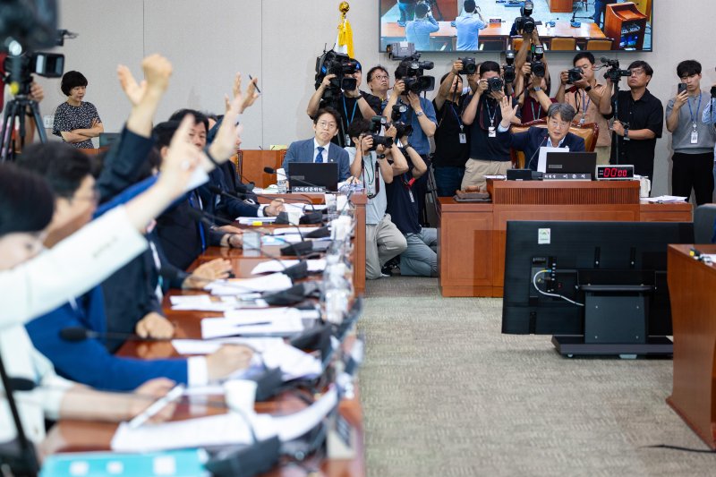 1일 서울 여의도 국회에서 열린 제427회 국회(임시회) 법제사법위원회 제5차 전체회의에서 노조법(노란봉투법) 등이 거수표결로 통과되고 있다. 2025.8.1/뉴스1 ⓒ News1 유승관 기자