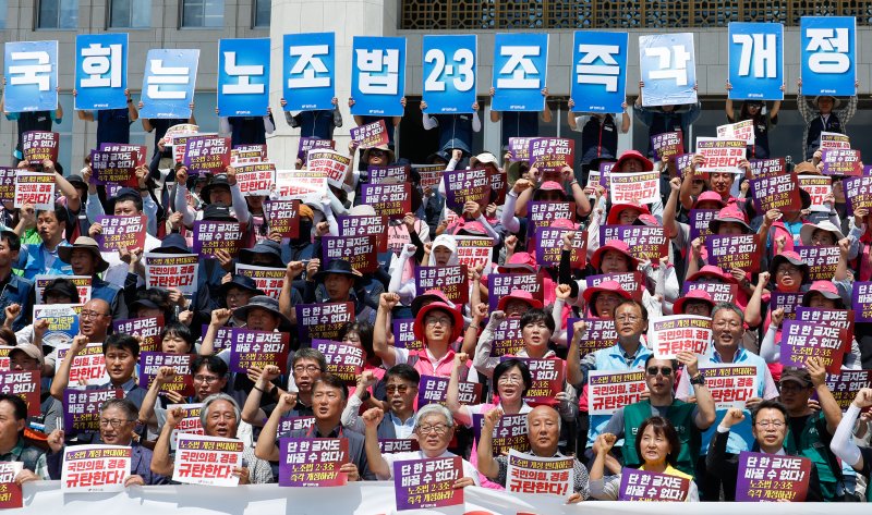 22일 서울 여의도 국회 본청 계단에서 민주노총·노조법 2·3조개정운동본부 주최 '단 한 글자도 바꿀 수 없다! 노조법 2·3조 개정안 즉각 통과 기자회견' 참석자들이 법안 통과를 촉구하며 구호를 외치고 있다. 2025.8.22/뉴스1 ⓒ News1 안은나 기자