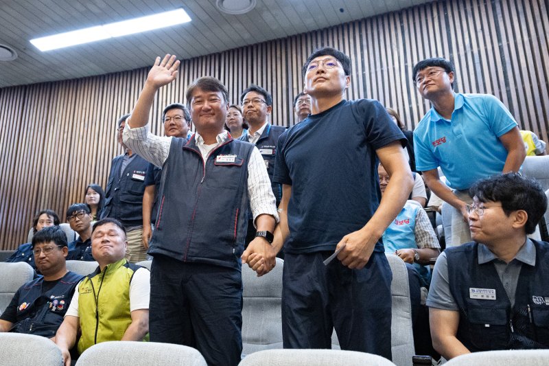 양경수 민주노총 위원장이 24일 서울 여의도 국회에서 열린 제428회 국회(임시회) 제2차 본회의에서 전국금속노조 유최안 거제통영고성 조선하청지회 조합원의 손을 잡고 노동조합 및 노동관계조정법 일부개정법률안(대안) 가결을 지켜보고 있다. 2025.8.24/뉴스1 ⓒ News1 유승관 기자