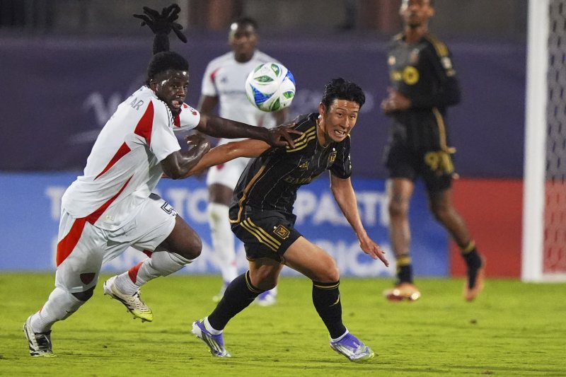 [프리스코=AP/뉴시스] 로스앤젤레스(LA) FC의 손흥민이 23일(현지 시간) 미 텍사스주 프리스코 도요타 스타디움에서 열린 2025 메이저리그사커(MLS) FC 댈러스와 경기 중 공을 다투고 있다. 손흥민은 전반 6분 프리킥으로 선제골을 넣어 MLS 데뷔골을 기록했다. 2025.08.24.