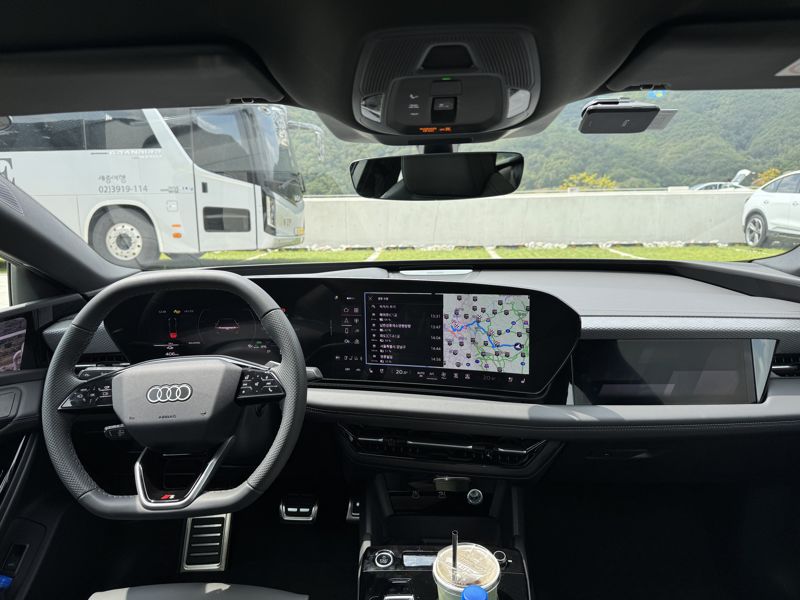 '더 뉴 아우디 A6 e-트론' 내부. 조수석에도 디스플레이가 장착돼 경로 등을 확인할 수 있다. 정원일 기자