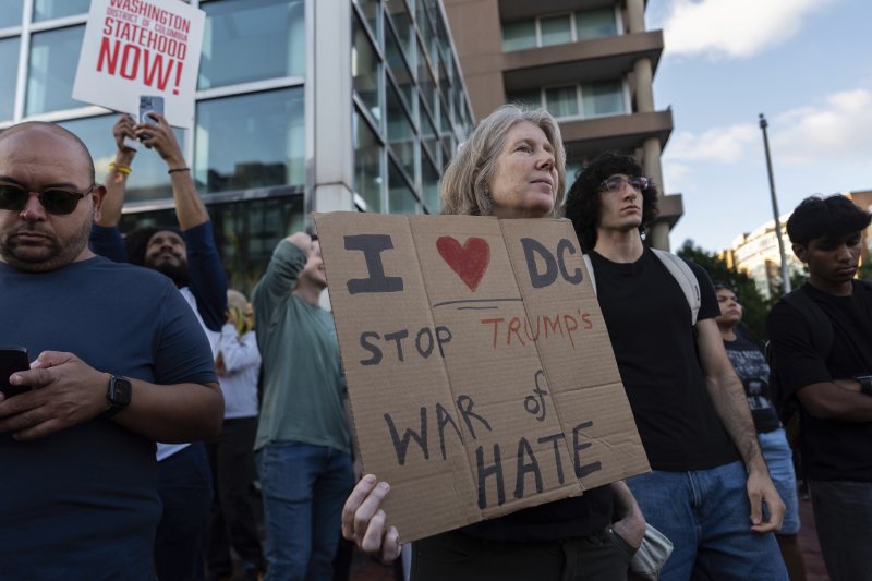 [워싱턴=AP/뉴시스] 21일(현지 시간) 워싱턴 D.C. 북서부 거리에서 시민들이 도널드 트럼프 대통령의 연방 법 집행기관·주 방위군 동원에 반대하며 시위를 벌이고 있다. 2025.08.22.