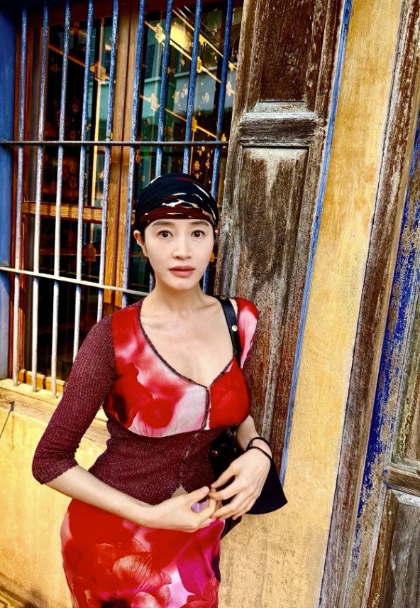 '54세' 김혜수, 비현실적 바비 인형 비주얼…송혜교도 '좋아요' [N샷]