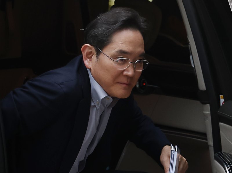 이재용 삼성전자 회장이 미국 워싱턴DC에서 열리는 한미 정상회담의 경제사절단에 동행하기 위해 24일 서울 강서구 서울김포비즈니스항공센터(SGBAC)를 통해 출국하고 있다. 연합뉴스