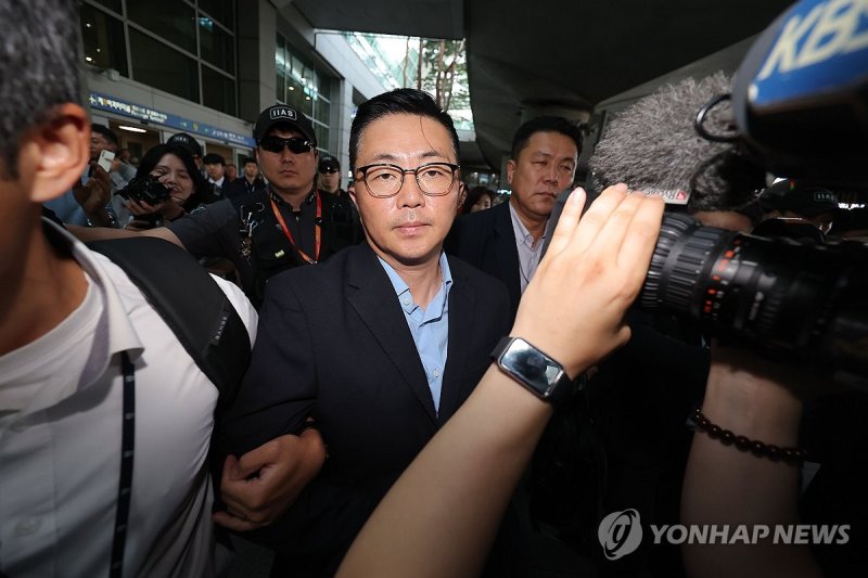 입국 직후 김건희특검에 체포된 '집사' 김예성씨 (출처=연합뉴스)