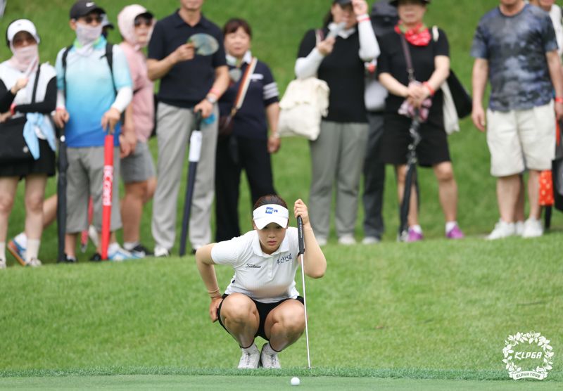 24일 경기도 포천시 포천힐스 컨트리클럽에서 진행된 BC카드 한경 레이디스컵에서 김민솔이 퍼팅을 위해 그린라이를 살펴보고 있다. KLPGA 제공