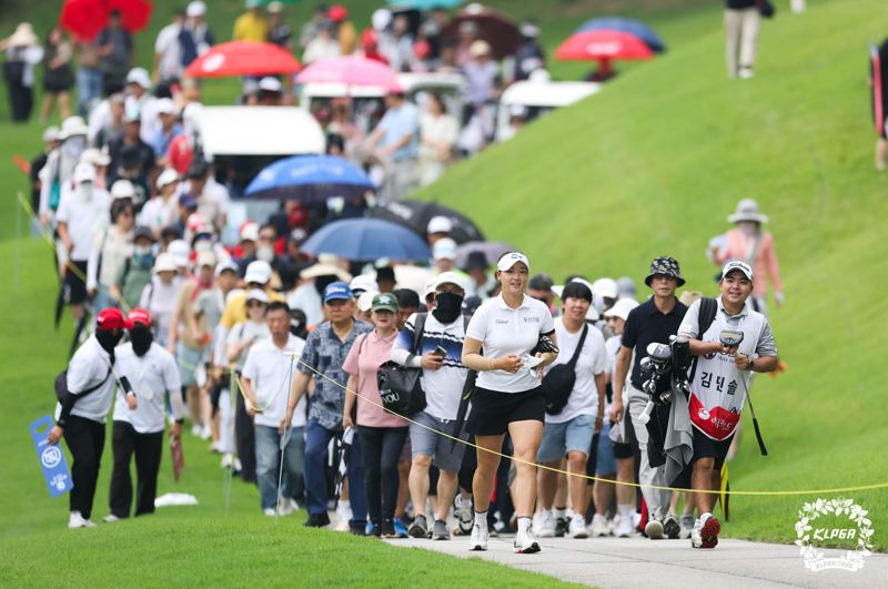 24일 경기도 포천시 포천힐스 컨트리클럽에서 진행된 BC카드 한경 레이디스컵 최종 라운드에서 갤러리들이 김민솔을 따라 이동하고 있다. KLPGA 제공