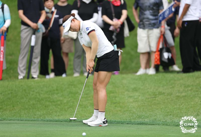 24일 경기도 포천시 포천힐스 컨트리클럽에서 진행된 BC카드 한경 레이디스컵 마지막 라운드에서 김민솔이 2번홀에서 퍼팅을 하고 있다. KLPGA 제공