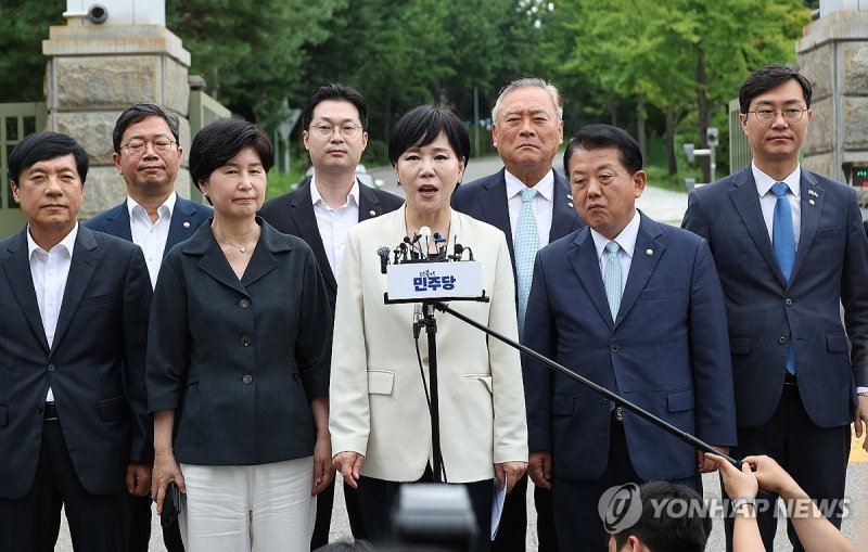 3대 특검 종합대응특위 서울구치소 앞 브리핑 (출처=연합뉴스)