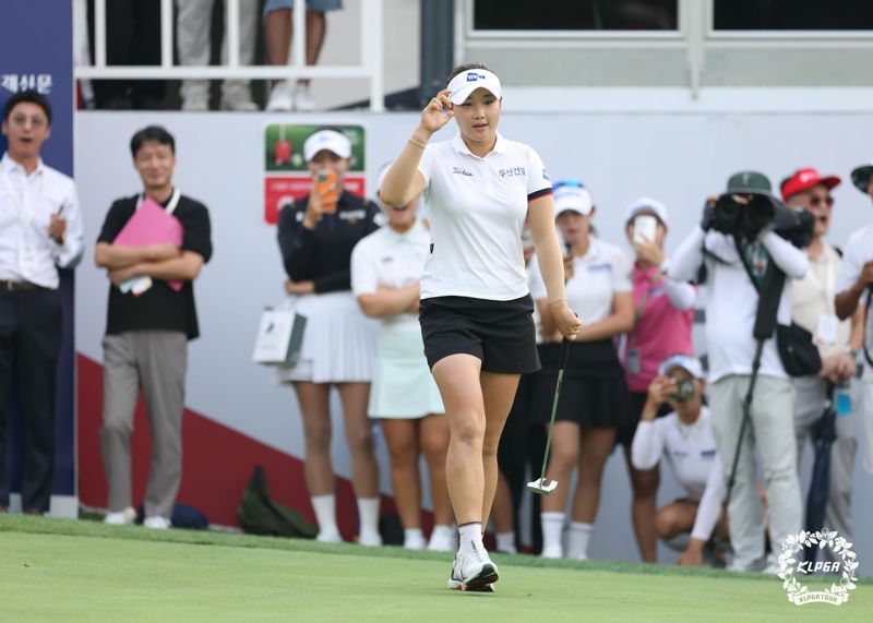 김민솔이 BC카드·한경 레이디스컵 FR 마지막 18번 홀(파5)에서 이글을 잡아내고 주먹을 불끈 쥐고 있다.KLPGA 제공