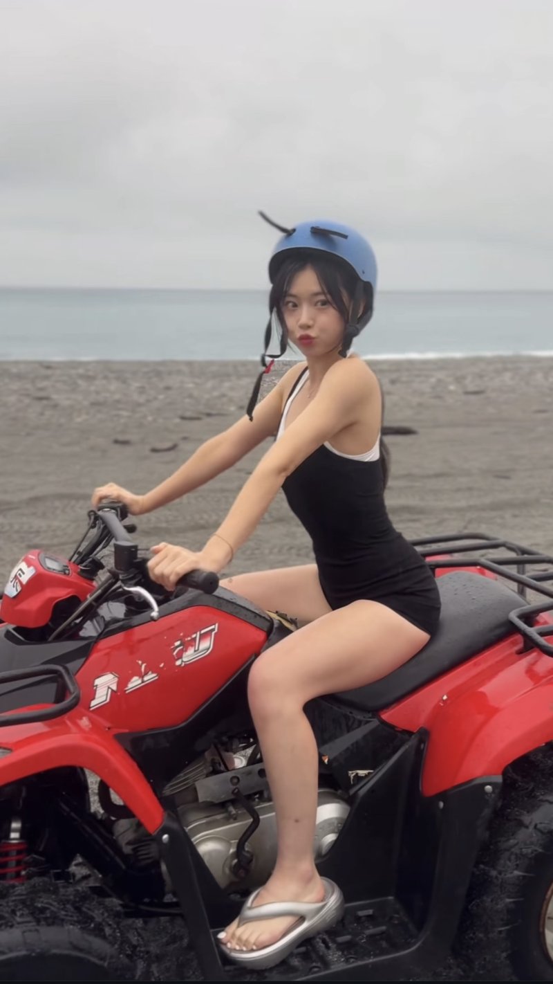 치어리더 김나연, 비에 젖은 수영복…'아찔 각선미'