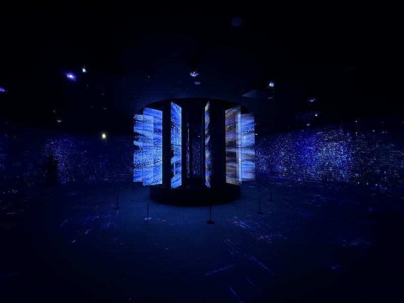 지난 22일 방문한 LG전자 플래그십 D5 5층에 위치한 비전홀에서 투명 OLED를 활용한 조형물에 LG전자의 비전을 형상화한 이미지가 나오고 있다.