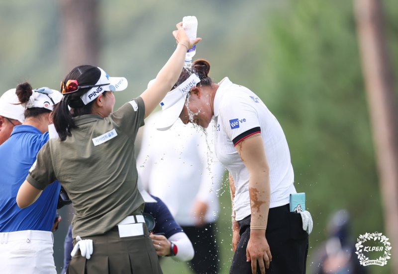 [서울=뉴시스]김민솔, KLPGA BC카드·한경 레이디스컵 우승. (사진=KLPGA 투어 제공)