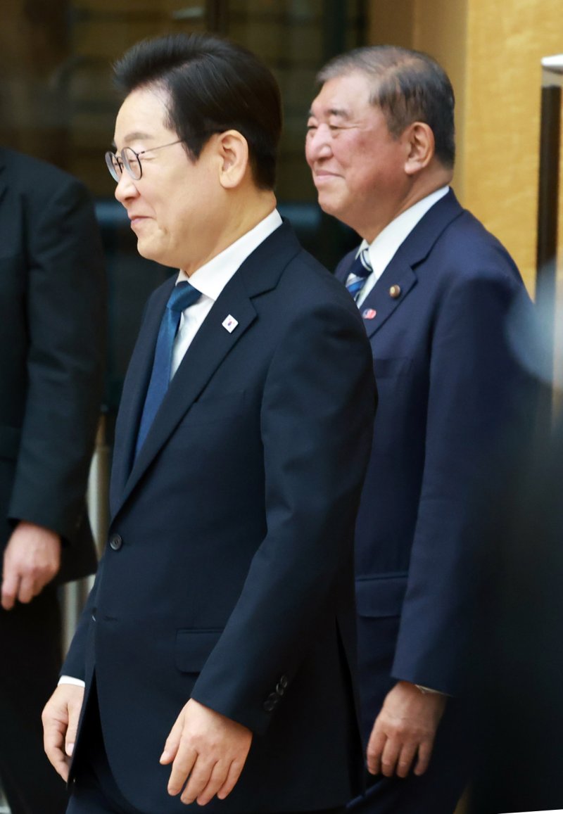 공동언론발표 마치고 이동하는 한일 정상 이재명 대통령과 이시바 시게루 일본 총리가 지난 23일 일본 도쿄 총리 관저에서 한일 정상 공동 언론 발표를 마친 뒤 이동하고 있다. 연합뉴스