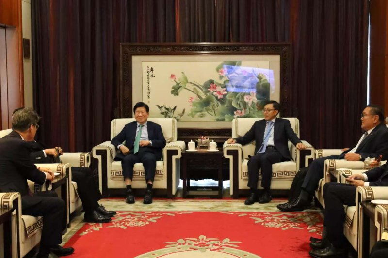 [베이징=뉴시스] 박병석 전 국회의장을 단장으로 한 이재명 대통령의 중국 특사단이 24일 오후 베이징 서우두국제공항에 도착했다. 이날 공항에는 중국 측에서 천샤오춘 중국 외교부 아주사 부사장(부국장)이 나와 이들을 영접했다.(사진=주중국대사관 제공) 2025.08.24 photo@newsis.com