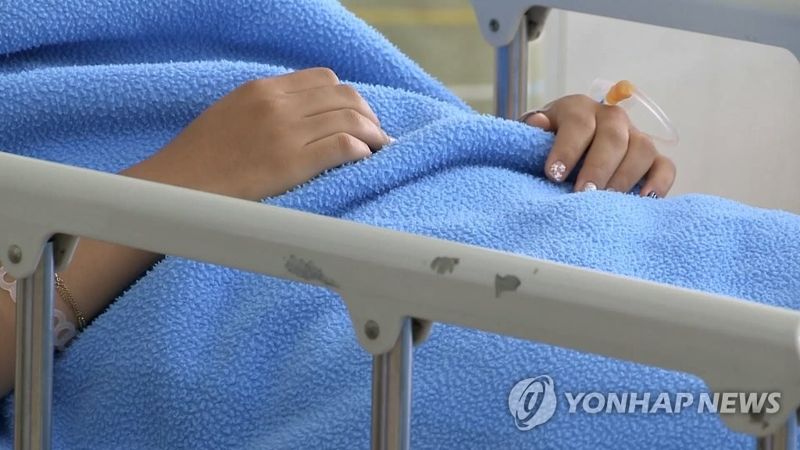 왜 자리 안 바꿔줘 중증장애인 코에 소변 넣은 70대 간병인 