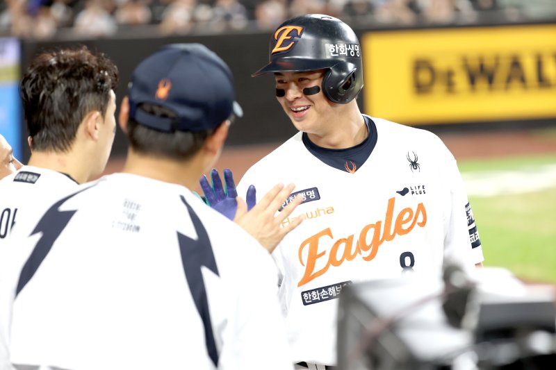 19일 대전 한화생명볼파크에서 열린 프로야구 '2025 신한 SOL 뱅크 KBO리그' 한화이글스 대 두산베어스 경기에서 한화 노시환이 5회말 1사 솔로 홈런을 치고 들어와 활짝 웃고 있다. 2025.8.19/뉴스1 ⓒ News1 김기남 기자
