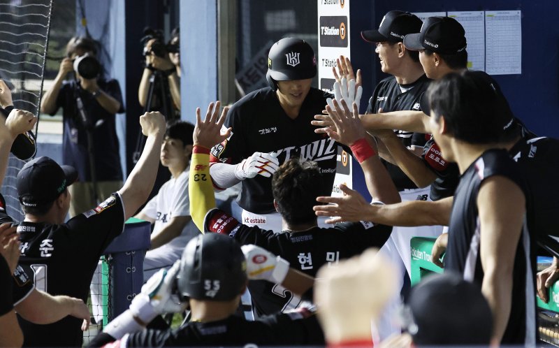 24일 오후 서울 송파구 잠실야구장에서 열린 '2025 신한 SOL뱅크 KBO리그' 프로야구 kt 위즈와 두산 베어스의 경기에서 kt의 8회초 2사 1,2루 상황때 장진혁이 스리런 홈런을 친 뒤 동료들과 기쁨을 나누고 있다. 2025.8.24/뉴스1 ⓒ News1 구윤성 기자