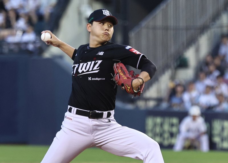 24일 오후 서울 송파구 잠실야구장에서 열린 '2025 신한 SOL뱅크 KBO리그' 프로야구 kt 위즈와 두산 베어스의 경기에서 kt 선발 소형준이 역투하고 있다. 2025.8.24/뉴스1 ⓒ News1 구윤성 기자