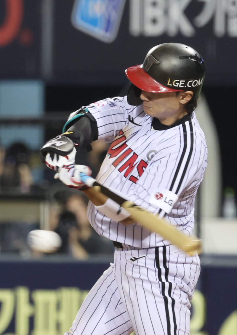 20일 서울 송파구 잠실야구장에서 열린 프로야구 '2025 신한 SOL 뱅크 KBO리그' 롯데 자이언츠 대 LG 트윈스 경기, 7회말 LG 공격 1사 상황에서 신민재가 내야안타를 치고 있다. 2025.8.20/뉴스1 ⓒ News1 장수영 기자