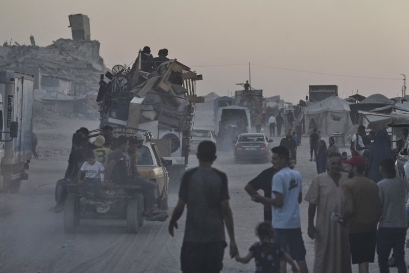 [AP/뉴시스] 23일 이스라엘 군의 본격적 점령 공격이 임박한 가자 시티에서 사람들이 가재 도구를 싣고 해변가로 피난가고 있다