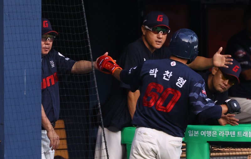 [서울=뉴시스] 최진석 기자 = 21일 서울 송파구 잠실야구장에서 열린 프로야구 '2025 신한 SOL 뱅크 KBO리그' 롯데 자이언츠와 LG 트윈스의 경기, 1회초 1사 1,2루 상황 롯데 김태형 감독이 유강남의 안타 때 득점한 2루주자 박찬형과 기뻐하고 있다. 2025.08.21. myjs@newsis.com