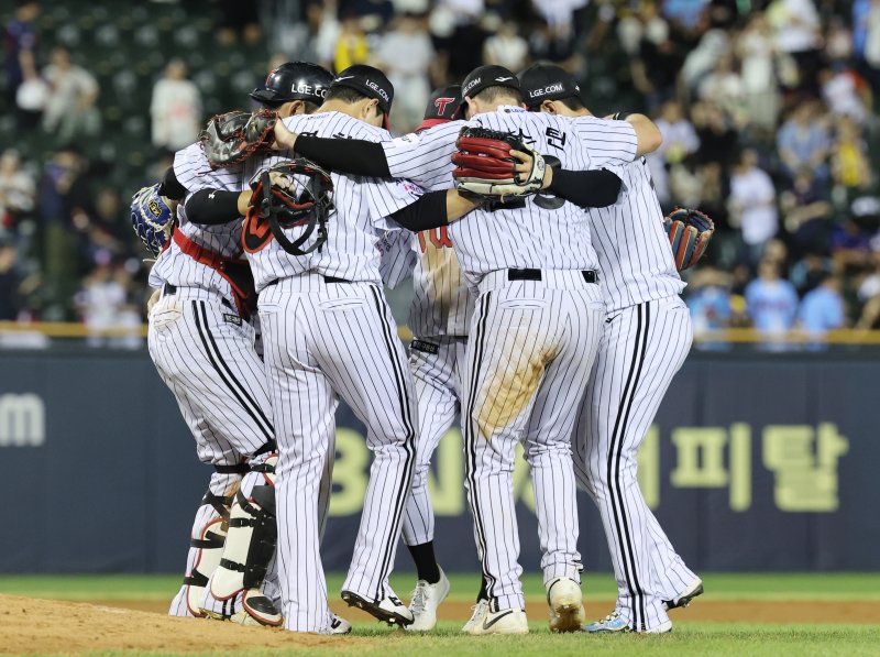 [서울=뉴시스] 김진아 기자 = 19일 서울 송파구 잠실야구장에서 열린 2025 KBO리그 롯데 자이언츠와 LG 트윈스의 경기, 5-2으로 승리한 LG 선수들이 기뻐하고 있다. 2025.08.19. bluesoda@newsis.com