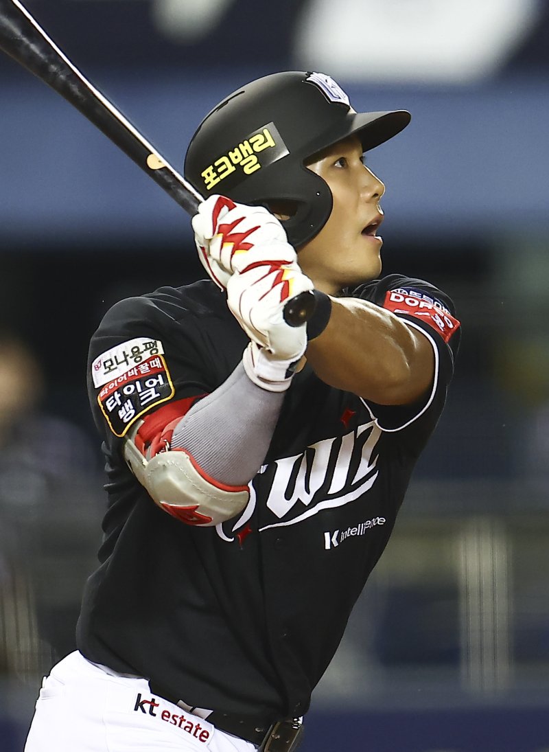 [서울=뉴시스] 김근수 기자 = 24일 서울 송파구 잠실야구장에서 열린 프로야구 '2025 신한 SOL 뱅크 KBO리그' KT 위즈와 두산 베어스의 경기, 8회초 2사 주자 1,2루 상황에서 KT 장진혁이 역전 쓰리런 홈런을 치고 있다. 2025.08.24. ks@newsis.com