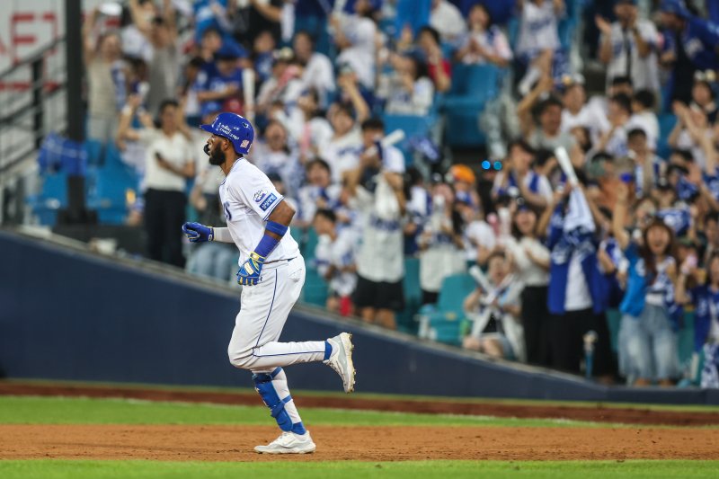 [서울=뉴시스] 프로야구 삼성 라이온즈 르윈 디아즈가 22일 대구 삼성라이온즈파크에서 열린 2025 신한 쏠뱅크 KBO리그 키움 히어로즈와의 경기에서 홈런을 친 뒤 베이스를 돌고 있다. (사진=삼성 라이온즈 제공) 2025.08.22. *재판매 및 DB 금지
