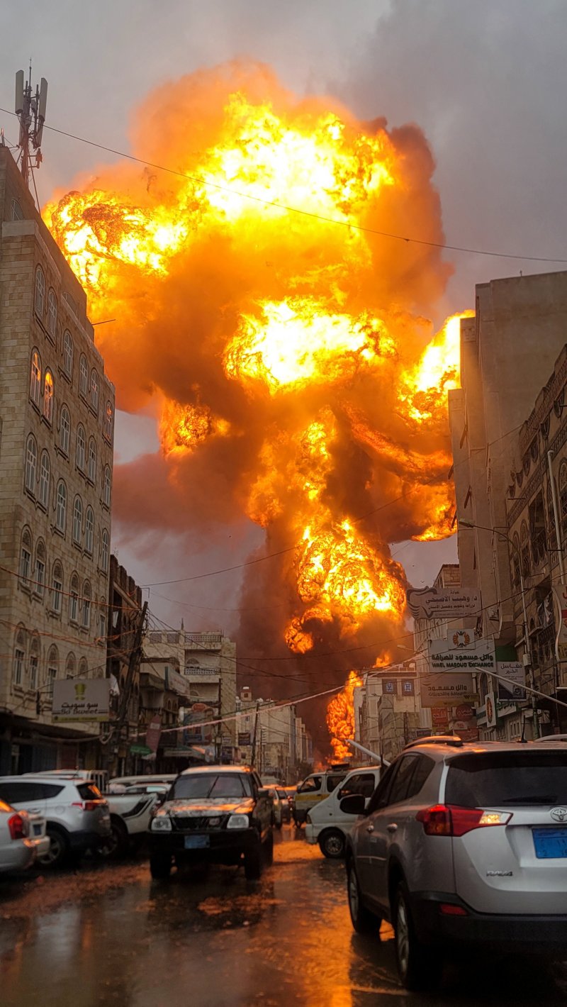 24일(현지시간) 후티 반군이 점령한 예멘 수도 사나에서 이스라엘의 공습으로 화염이 치솟고 있다.로이터연합뉴스
