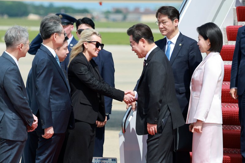 [워싱턴=뉴시스] 고범준 기자 = 한미 정상회담을 위해 미국을 방문한 이재명 대통령과 김혜경 여사가 24일(현지 시간) 워싱턴DC 앤드루스 공군기지에 도착해 환영인사들과 인사하고 있다. 2025.08.25. bjko@newsis.com