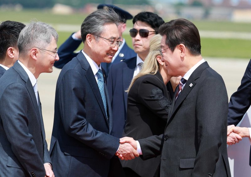 [워싱턴=뉴시스] 고범준 기자 = 한미 정상회담을 위해 미국을 방문한 이재명 대통령이 24일(현지 시간) 워싱턴DC 앤드루스 공군기지에 도착해 조현 외교부 장관과 악수하고 있다. 2025.08.25. bjko@newsis.com
