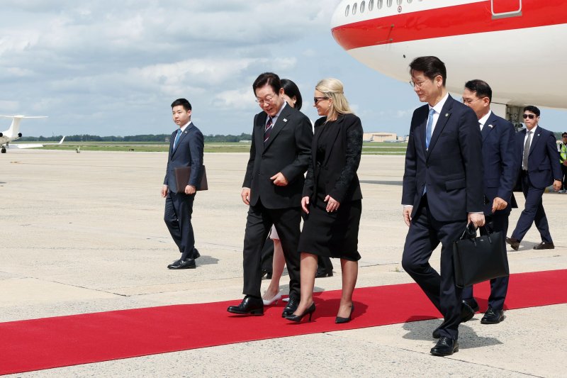 [워싱턴=뉴시스] 고범준 기자 = 한미 정상회담을 위해 미국을 방문한 이재명 대통령과 김혜경 여사가 24일(현지 시간) 워싱턴DC 앤드루스 공군기지에 도착해 이동하고 있다. 2025.08.25. bjko@newsis.com