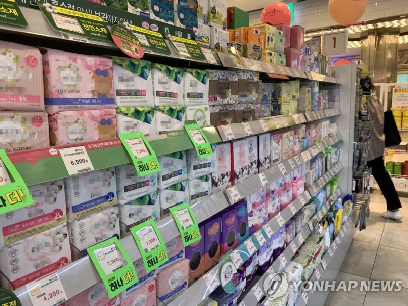 마트의 생리대 (출처=연합뉴스)