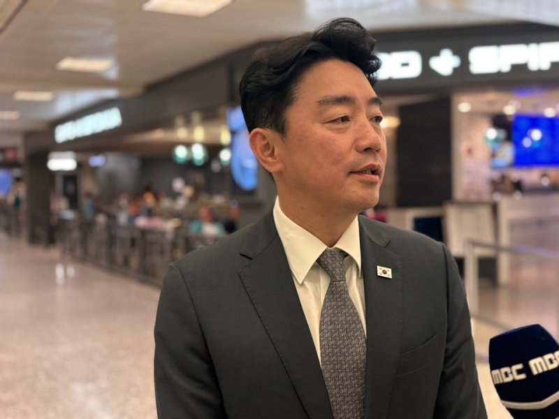 [워싱턴=뉴시스]이윤희 특파원 = 한미 정상회담을 하루 앞둔 24일(현지 시간) 강훈식 대통령실 비서실장이 미국 워싱턴DC 인근 덜레스국제공항으로 입국하며 특파원들의 질문에 답하고 있다. 대통령 순방 기간 비서실장이 해외로 나선 것은 이례적이며, 당초 계획된 일정도 아니라 한미 정상회담 준비에 차질이 생긴 것이 아니냐는 우려가 제기되고 있다. 2025.08.25.