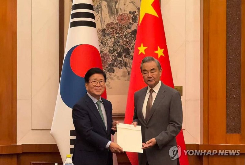 친서 전달한 박병석 특사단장 (출처=연합뉴스)