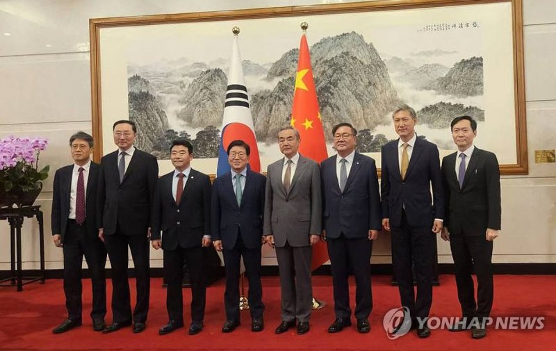 기념촬영하는 대통령 특사단 (출처=연합뉴스)