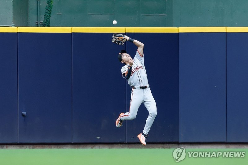 중견수 자리에서 타구를 잡아낸 이정후 (출처=연합뉴스)