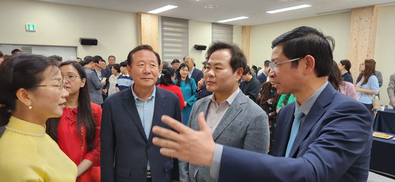 24일 봉화군 봉성면 창평리에서 열린 '한국-베트남 글로벌 문화교류 행사'에 참석한 호 안 퐁(Hồ An Phong) 베트남 문화체육관광부 차관, 김학홍 경북도 행정부시자, 박현국 봉화군수(오른쪽부터)가 'K-베트남 밸리 조성사업' 등에 대해 얘기하고 있다. 김장욱 기자